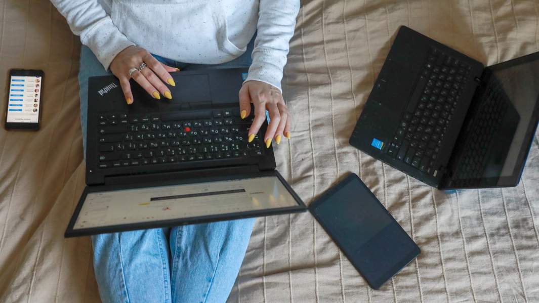 девушка с ноутбуком