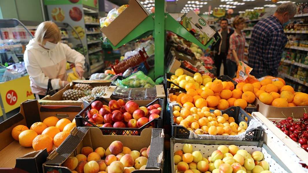 Фрукты на прилавке магазина