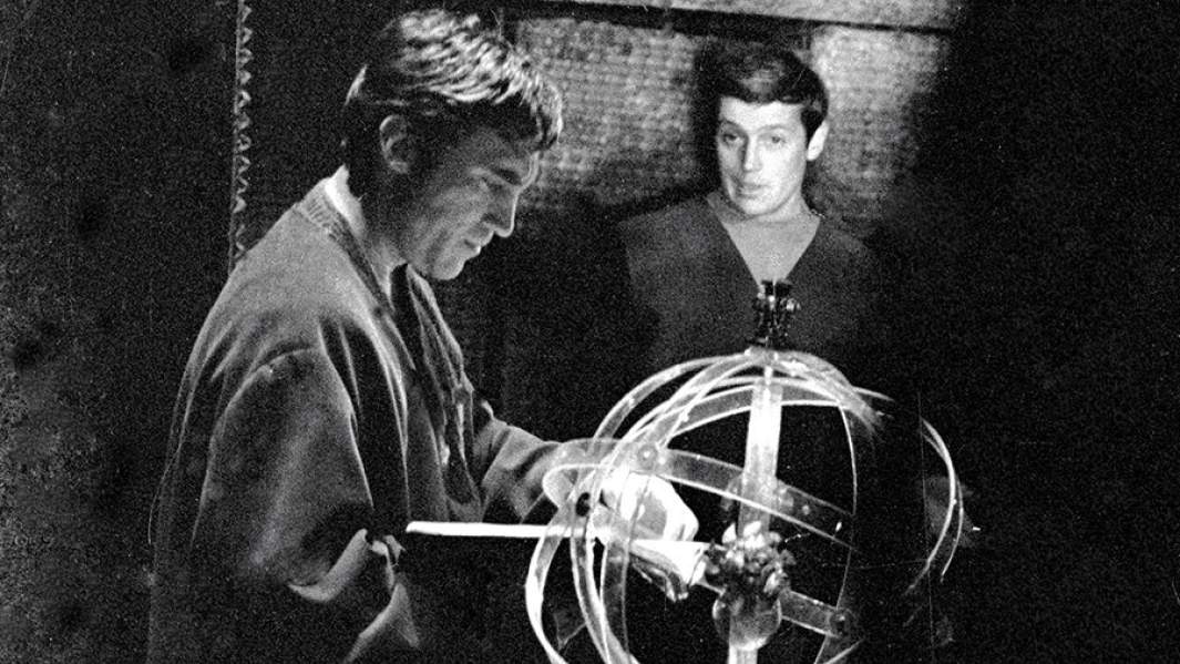 Артисты Московского театра драмы и комедии на Таганке Владимир Высоцкий (слева) и Дальвин Щербаков (справа) в спектакле по пьесе Б. Брехта «Жизнь Галилея»