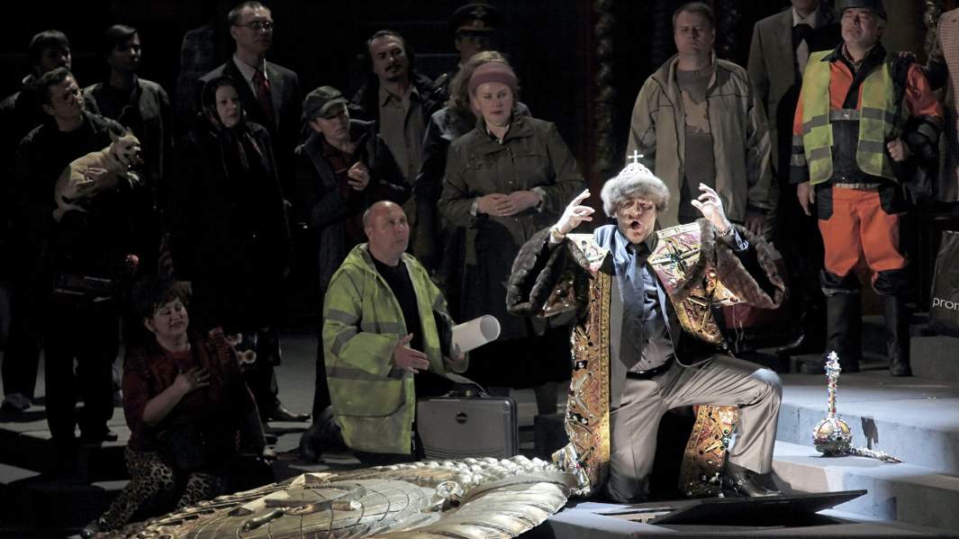 Евгений Никитин в роли Бориса Годунова (справа) в сцене из оперы «Борис Годунов»