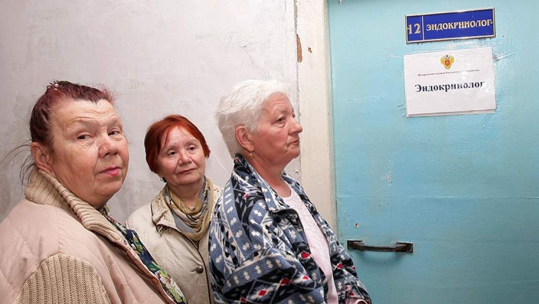 Пациентки стоят в очереди к врачу