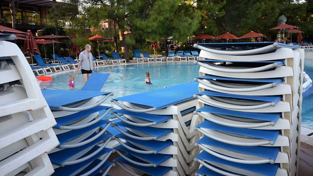 Туристы в бассейне одного из отелей в Анталье