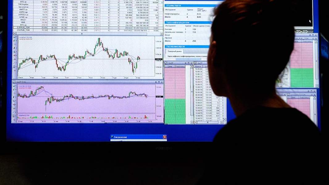 Сотрудница следит за катировками