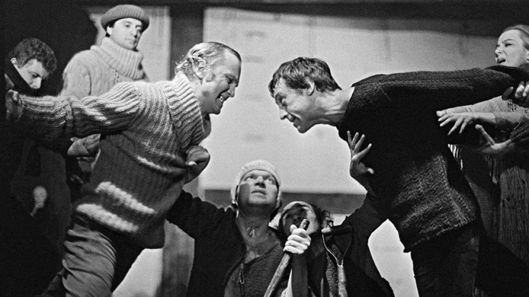 Владимир Высоцкий в роли Гамлета, Александр Пороховщиков в роли Клавдия