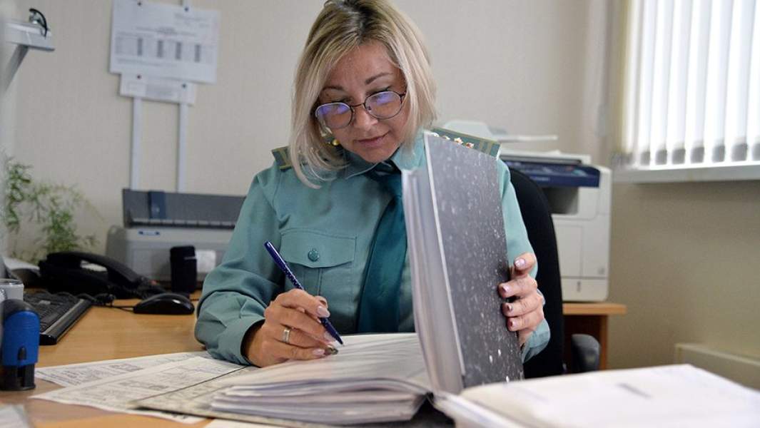 Сотрудник Челябинской таможни работает с документами