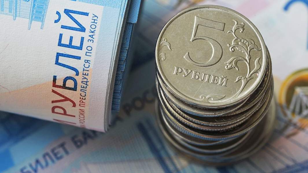 Банкноты номиналом 2000 рублей и монеты номиналом 5 рублей