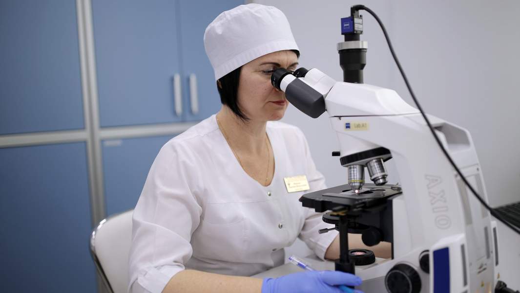 Сотрудница центра лабораторных технологий 