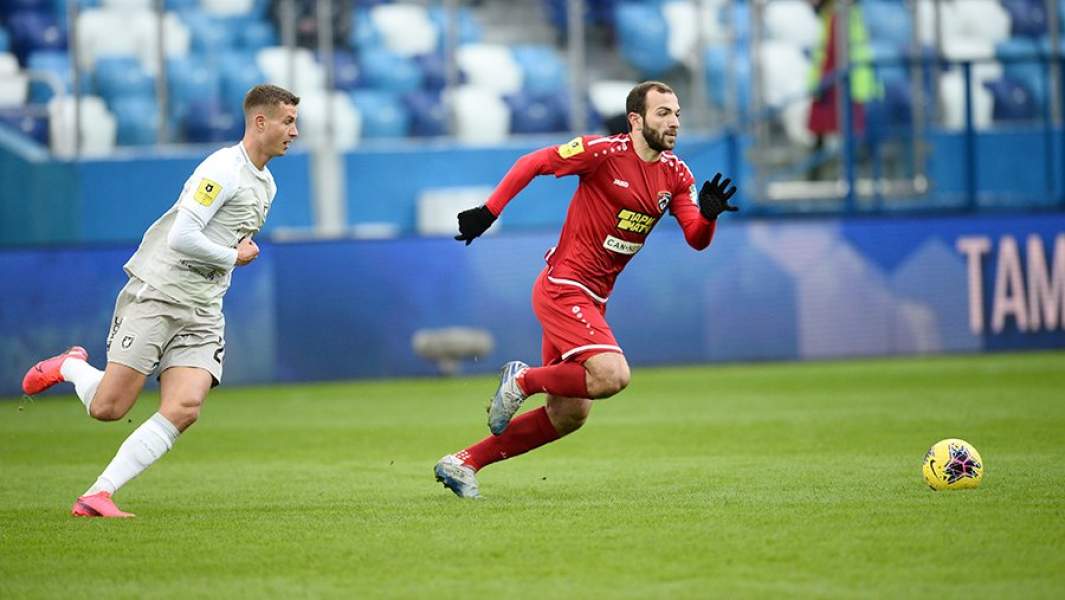 Игрок ФК «Рубин» Оливер Абильгор (слева) и игрок ФК «Тамбов» Георгий Мелкадзе в матче 20-го тура чемпионата России по футболу среди клубов Премьер-лиги между ФК «Тамбов» и ФК «Рубин»