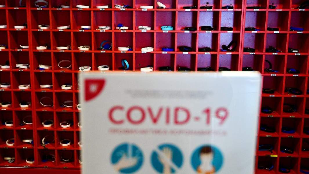 Полка с браслетами в фитнес-клубе