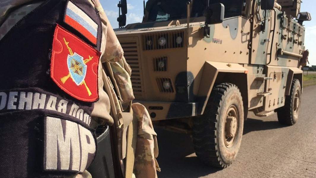 Военнослужащий российской военной полиции во время совместного с турецкими военными патрулирования трассы М-4 в провинции Идлиб в Сирии