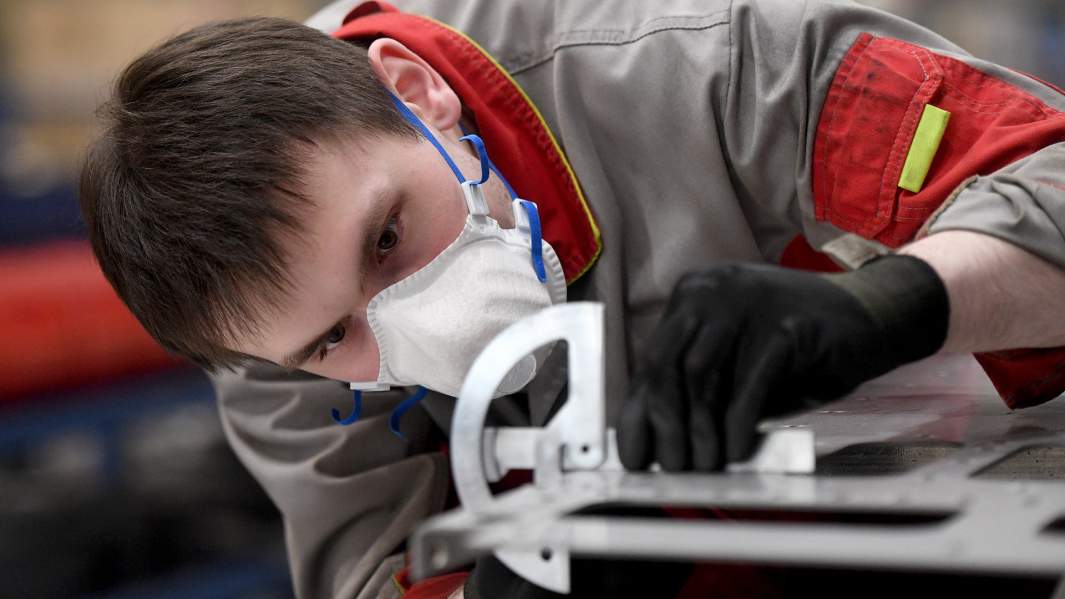 Рабочий в сборочном цехе завода