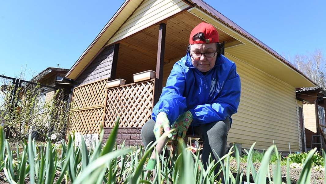 Женщина, находящаяся на самоизоляции из-за коронавируса на даче