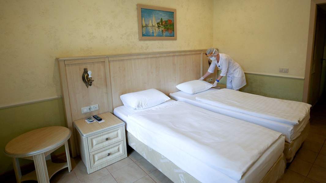 Сотрудник в комнате для отдыхающих на территории Довиль Hotel & SPA в Анапе