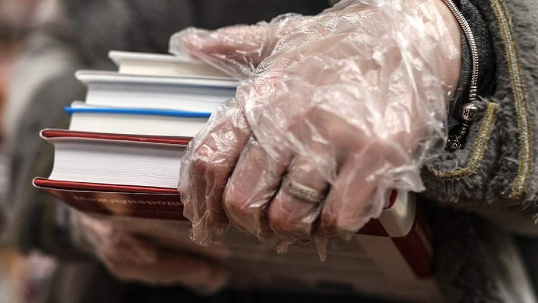 Посетитель в книжном магазине