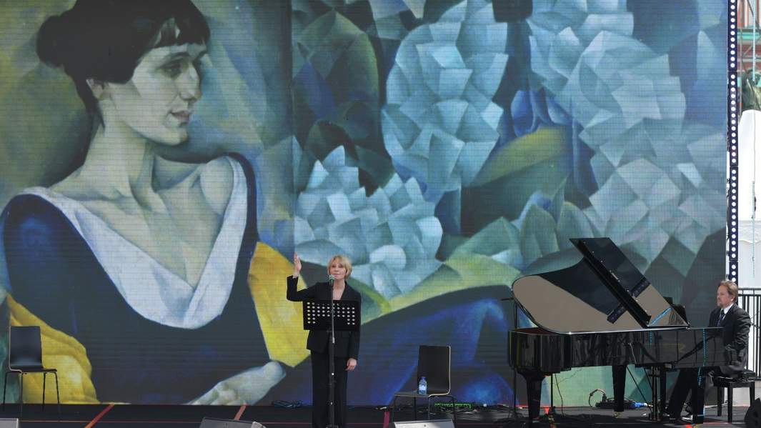 Актриса Юлия Рутберг на ежегодном российском книжном фестивале на Красной площади