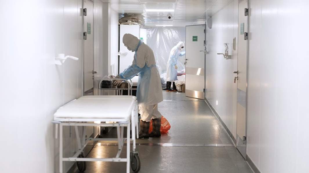 Медицинские работники в городской клинической инфекционной больнице в Казахстане