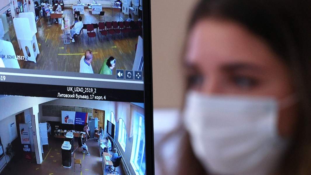 Оператор видеоцентра Общественного штаба по контролю и наблюдению за голосованием