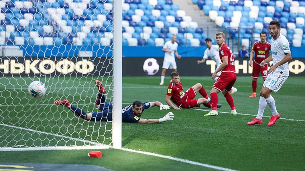 Вратарь «Тамбова» Гиорги Шелия пропускает мяч в свои ворота в матче 25-го тура чемпионата России по футболу среди клубов Премьер-лиги между командами ФК «Тамбов» и ФК «Зенит»