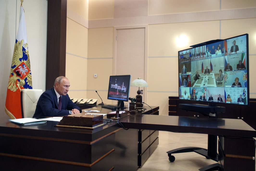 Владимир Путин проводит в режиме видеоконференции встречу с членами рабочей группы по подготовке предложений о внесении поправок в Конституцию РФ