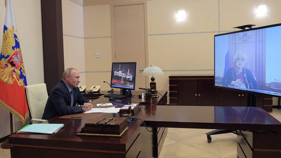 Президент РФ Владимир Путин во время встречи с председателем Центральной избирательной комиссии (ЦИК) РФ Эллой Памфиловой в режиме видеоконференции. 9 июля 2020
