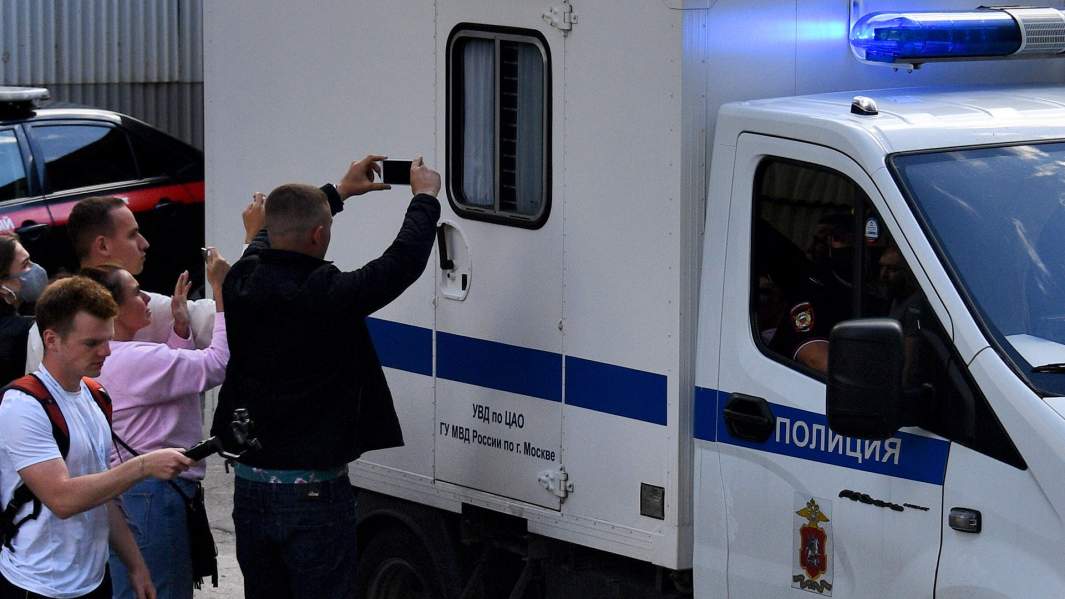 Журналисты возле Следственного комитета РФ. Сотрудники ФСБ России доставили задержанного губернатора Хабаровского края Сергея Фургала в Следственный комитет РФ