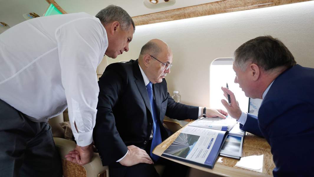 Председатель правительства РФ Михаил Мишустин во время осмотра с борта вертолета строящейся транспортной развязки федеральной трассы 