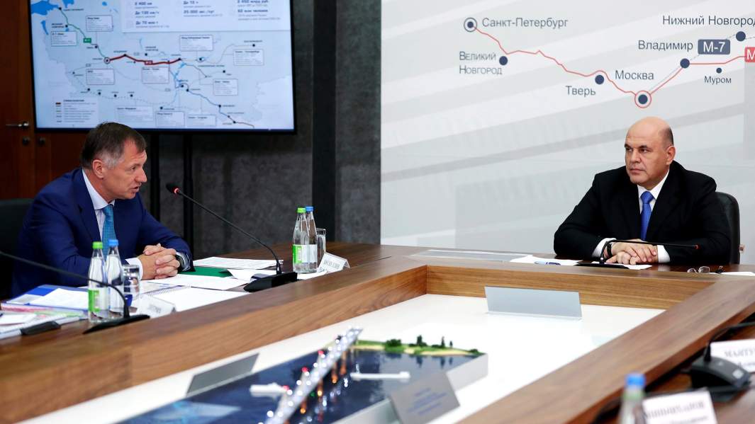 Председатель правительства РФ Михаил Мишустин проводит совещание о строительстве автодороги Европа - Западный Китай во время посещения особой экономической зоны "Алабуга"