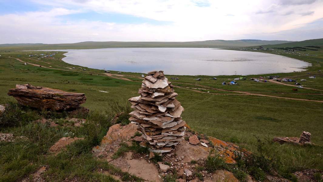 Озеро Тус, известное целебной водой и высокоминерализованной сульфидной грязью из донных отложений, Республики Хакасия