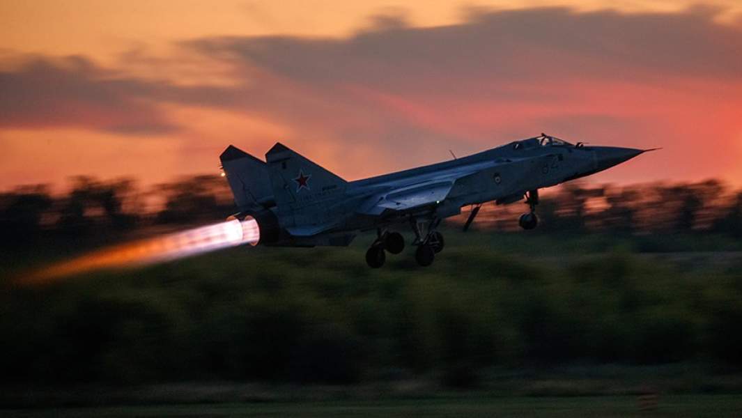 Сверхзвуковой всепогодный истребитель-перехватчик дальнего радиуса действия МиГ-31БМ взлетает во время тренировочного полета в Государственном центре подготовки авиационного персонала и войсковых испытаний министерства обороны РФ им. В. П. Чкалова в Липецке