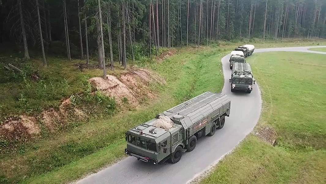Выход военной техники из парка в Луге в Ленинградской области