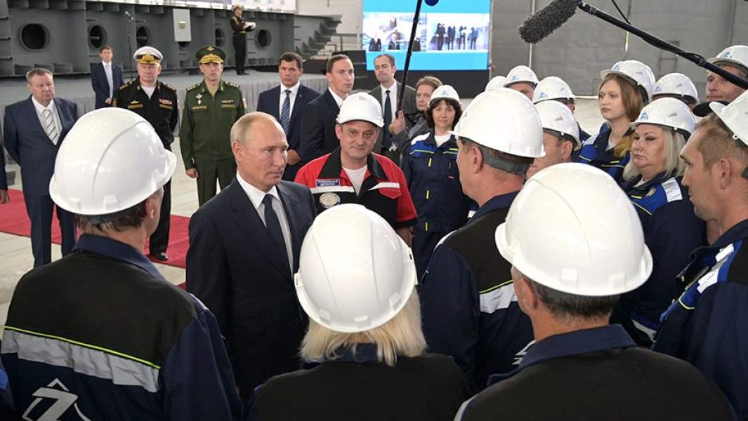 Президент РФ Владимир Путин во время общения с сотрудниками судостроительного завода «Залив» на церемонии закладки боевых кораблей для Военно-морского флота РФ в Керчи
