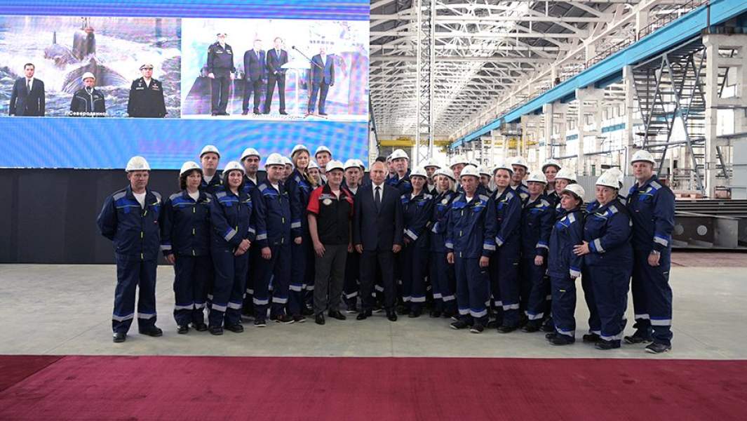 Президент РФ Владимир Путин во время общения с сотрудниками судостроительного завода «Залив» на церемонии закладки боевых кораблей для Военно-морского флота РФ в Керчи