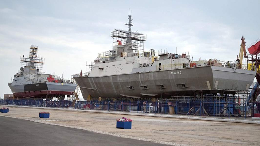 Строящиеся малые ракетные корабли «Циклон» и «Аскольд» на стапелях судостроительного завода «Залив» в Керчи