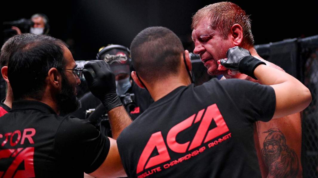 Врачи оказывают медицинскую помощь Александру Емельяненко (Россия) в перерыве поединка