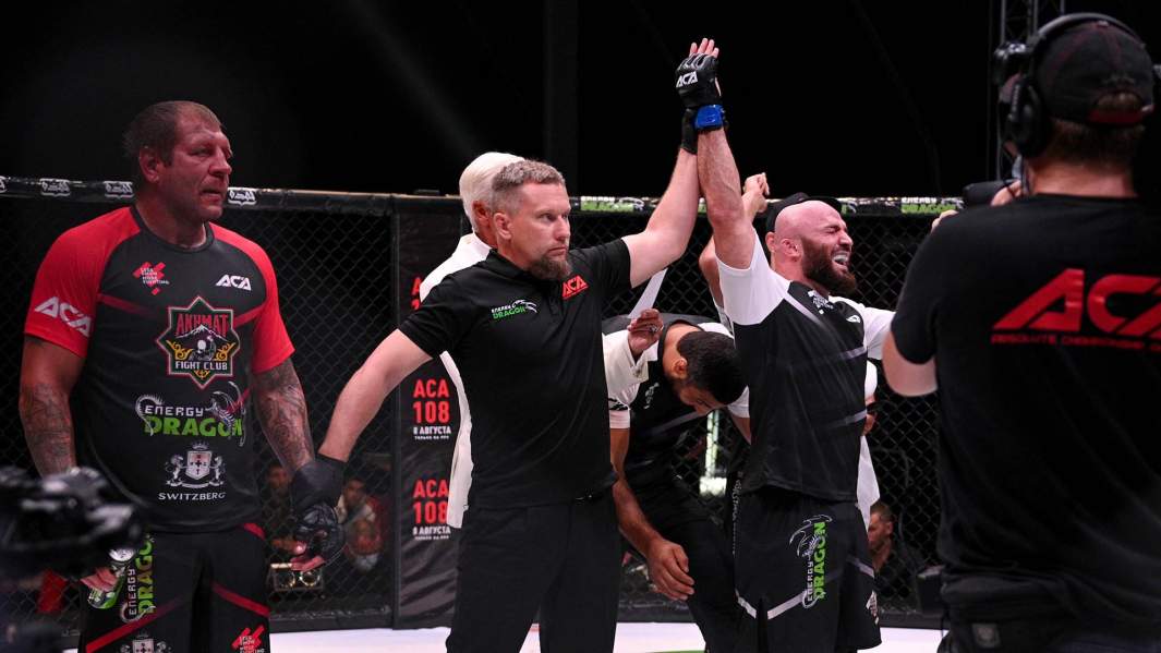 Справа: Магомед Исмаилов (Россия) радуется победе после окончания поединка в тяжелом весе