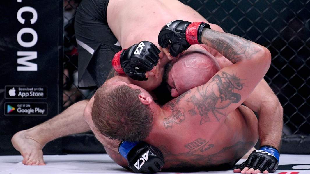 Слева направо: Магомед Исмаилов (Россия) и Александр Емельяненко (Россия) в поединке