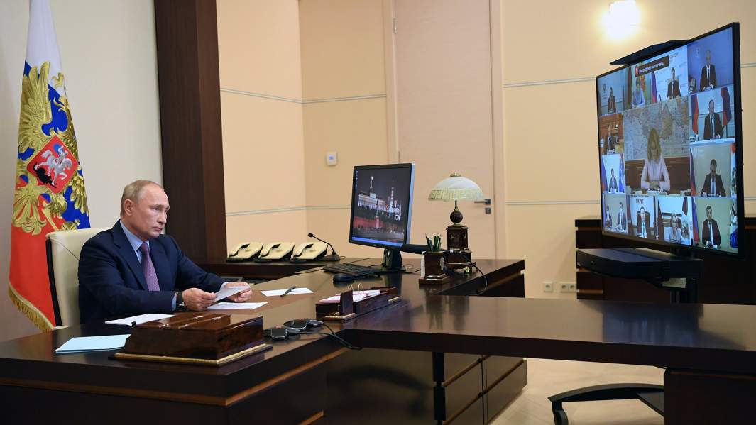 Президент РФ Владимир Путин проводит в режиме видеоконференции совещание по вопросам о санитарно-эпидемиологической обстановке в РФ и о готовности системы здравоохранения к осенне-зимнему периоду