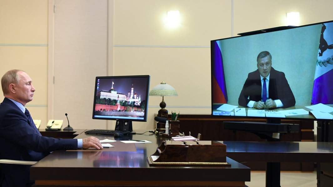 Президент РФ Владимир Путин во время встречи в режиме видеоконференции с временно исполняющим обязанности губернатора Иркутской области Игорем Кобзевым