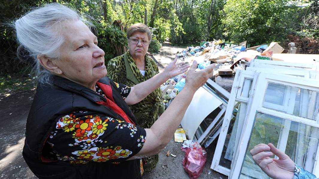 Женщины у мусорной свалки на одной из улиц