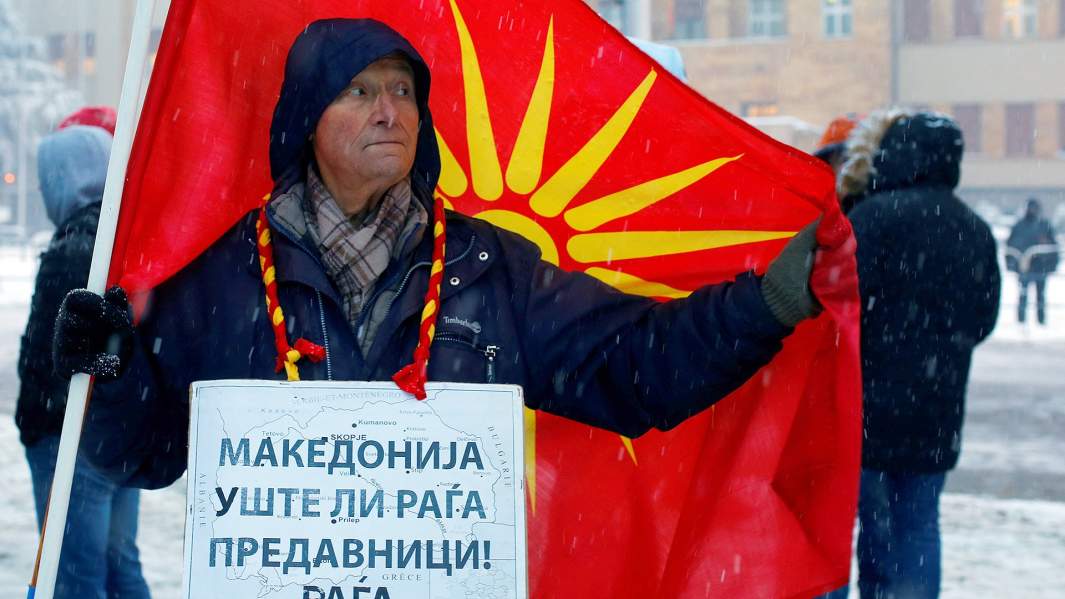 Участник протеста против переименования Македонии в Северную Македонию