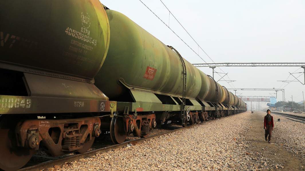 Поезд с нефтью, направляющийся в Газиабад