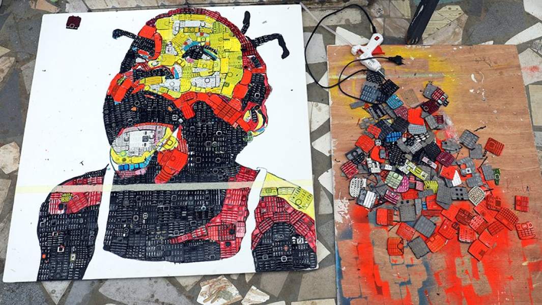Художник из Кот-д'Ивуара делает картины из клавиатур старых мобильных телефонов