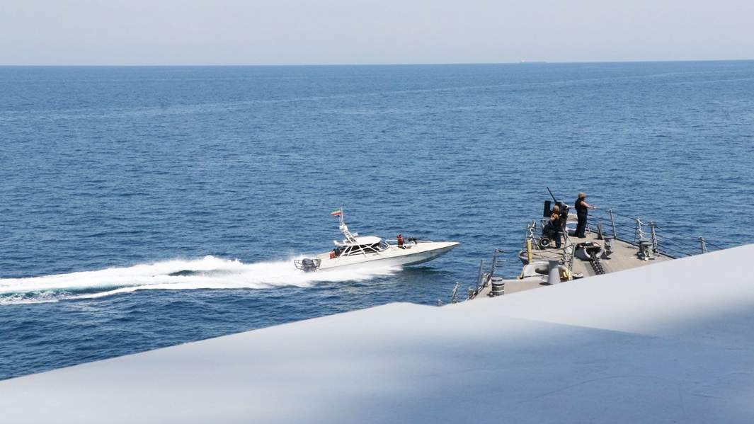 Судно военно-морского флота Исламского революционного корпуса Ирана рядом с ракетным эсминцем США в Персидском заливе