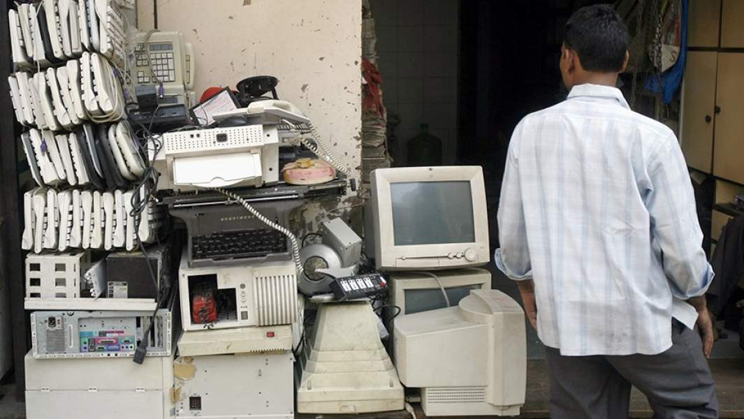 Старая электроника, сваленная на улице в Мумбаи, Индия