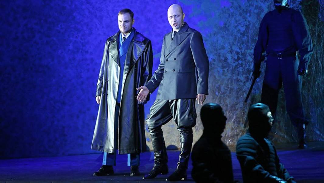 Певцы Евгений Никитин (Верховный жрец Дагона) и Михаил Петренко (Абимелех) (слева направо) в сцене из оперы «Самсон и Далила»