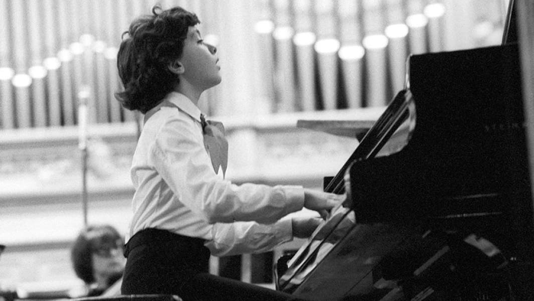 Юный пианист Евгений Кисин во время выступления в Большом зале Московской консерватории. 1984 год