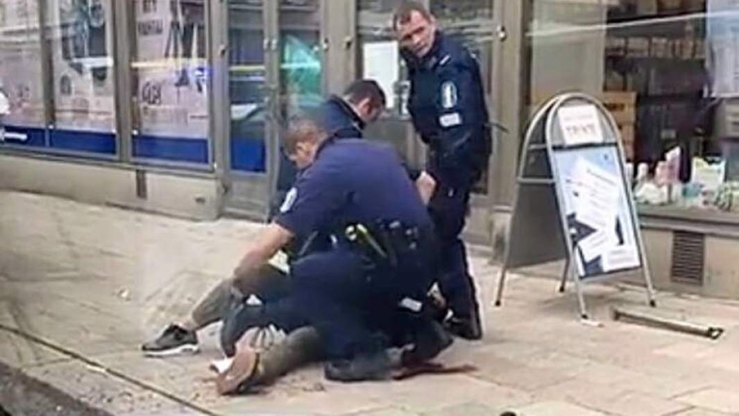 Финская полиция во время задержания марокканца Абдеррахмана Буанана после нападения в Турку
