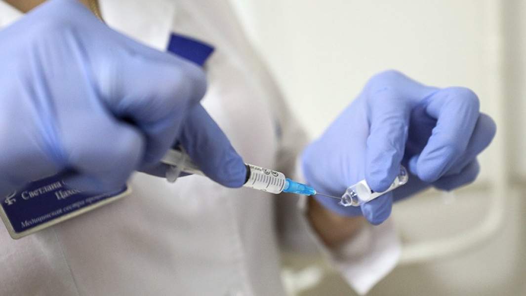 Врач во время вакцинации пациента от гепатита