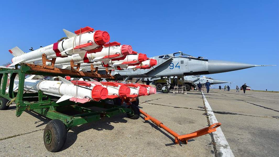 Авиационные ракеты Р-73 класса «воздух-воздух» малого радиуса действия перед установкой на сверхзвуковые всепогодные истребители-перехватчики дальнего радиуса действия МиГ-31БМ на военном аэродроме «Центральная Угловая»