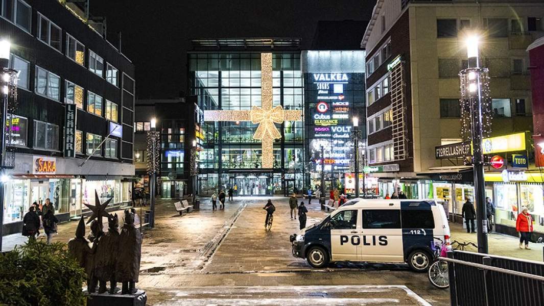Полицейский патруль на улице в Оулу, где произошла серия изнасилований мигрантами несовершеннолетних девочек